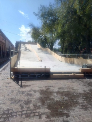 El Tobógan navideño una de las nuevas atracciones en el Festival Navideño.