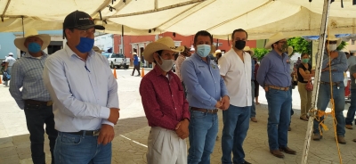 PRESIDENTE MUNICIPAL ENTREGA MOLINOS FORRAJEROS AL SECTOR GANADERO