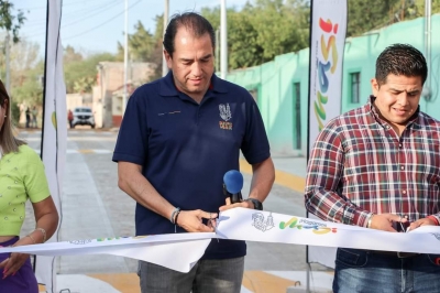 El presidente municipal Adrián Hernández Alejandri  entrega obra de pavimentación en el acceso principal de la comunidad de el Gallinero