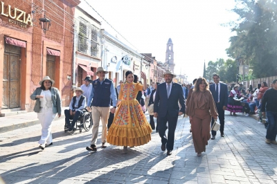 Presidente Municipal encabeza el desfile conmemorativo de la Revolución Mexicana.